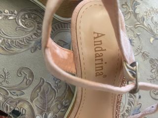 Sandalias doradas y rosas con tiras