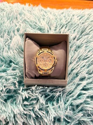 Reloj Guess Dorado con Bisel Brillante