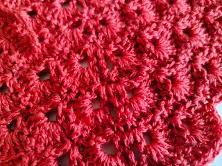 Bandana tejida a mano coral brillante