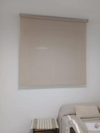 Estor enrollable beige para ventana
