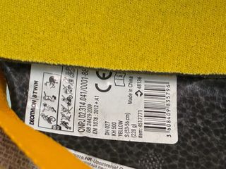 Casco de bicicleta amarillo