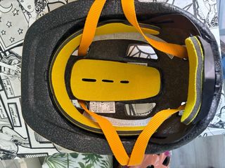 Casco de bicicleta amarillo