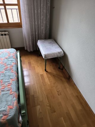Dormitorio vintage: Cama, mesillas y cómoda