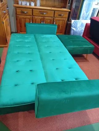 Chaise longue terciopelo verde.