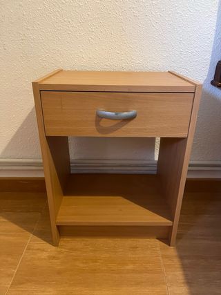 Mesita de noche de madera con cajón