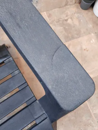 Silla tumbona de resina negra