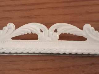 Cornice bianca decorata