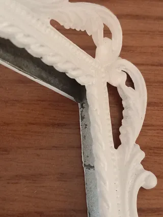 Cornice bianca decorata