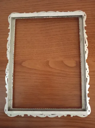 Cornice bianca decorata
