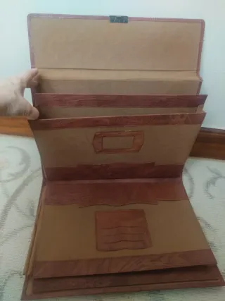 Maletín de piel marrón con cierre