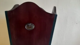 Paragüero de madera con detalle metálico