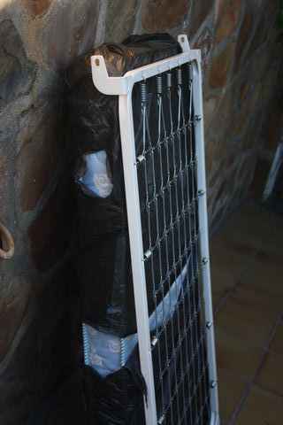 Cuna de bebé blanca con ruedas y colchón