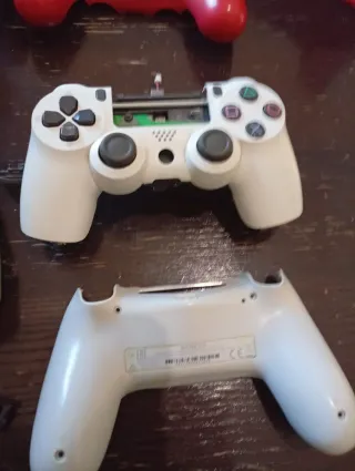 3 Joystick PS4 smontati
