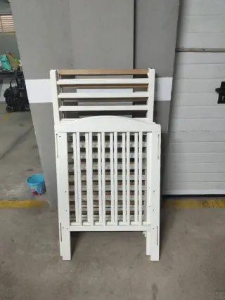 Cuna de madera blanca