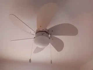 Ventilador de techo blanco con luz