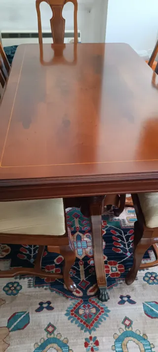 Mesa de comedor de madera