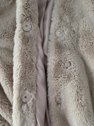 Chaqueta pelo sintético suave con capucha