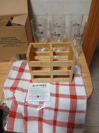 6 Bicchieri Heineken + Porta Cucchiai + 5 Tovaglie
