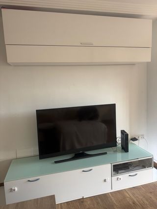 Mueble de salón blanco y cristal