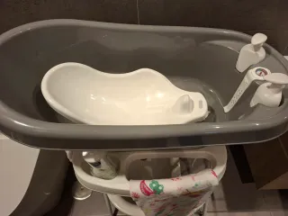 Bañera bebé gris con patas plegables de bebejou