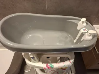Bañera bebé gris con patas plegables de bebejou