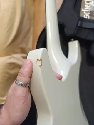 Schecter C-7 Hellraiser Guitarra Eléctrica blanco.