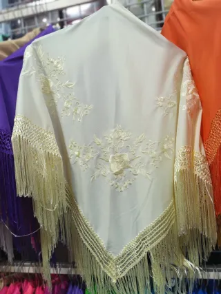 Mantón Flamenco Bordado Blanco y Dorado