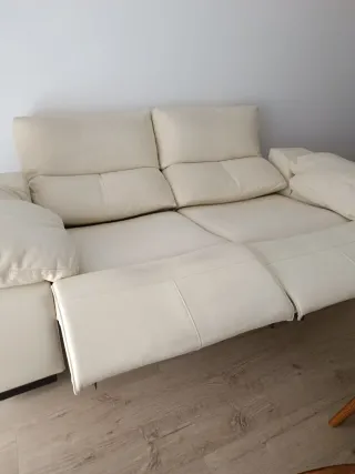 Sofá de piel beige/blanco eléctrico