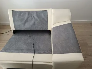Sofá de piel beige/blanco eléctrico