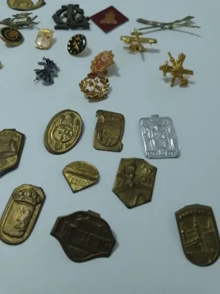 Lote insignias y pines antiguos