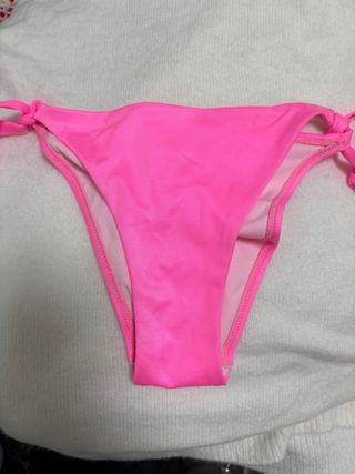 Costume da bagno rosa con fiori