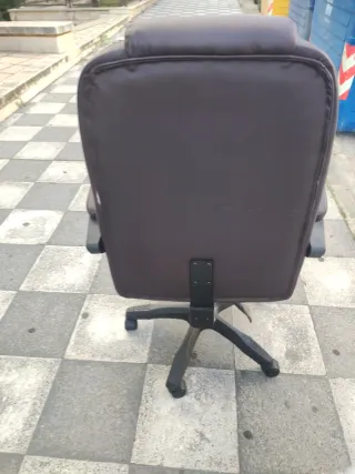 Silla de oficina marrón sintética
