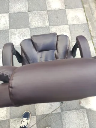 Silla de oficina marrón sintética