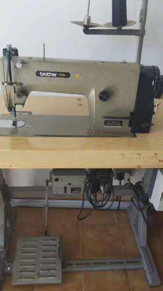 Máquina de coser plana Brother Cortahilos