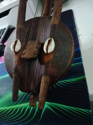 Instrumento musical artesanal de madera