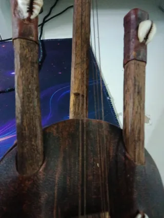 Instrumento musical artesanal de madera