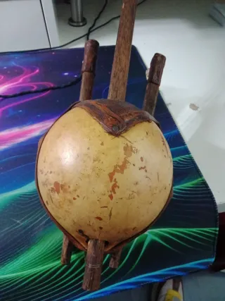 Instrumento musical artesanal de madera
