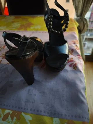 Sandalias negras plataforma tacón madera