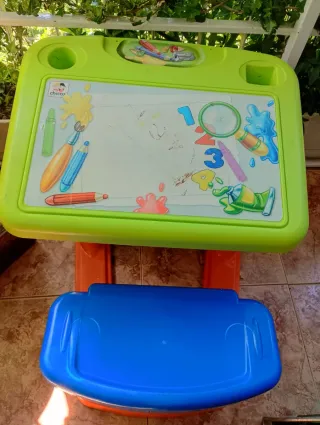 Pupitre infantil con asiento azul y verde
