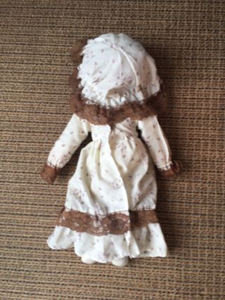 Muñeca de trapo con cara y manos de plastico.