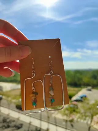 Pendientes hechos a mano de alambre y piedras