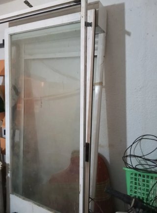 Puerta cristal con persiana.