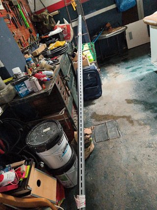Puerta hierro, compresor Aire, escalera y otros