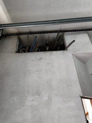 Puerta hierro, compresor Aire, escalera y otros