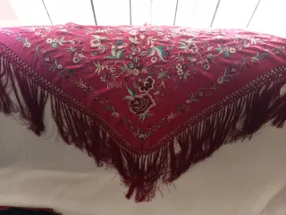 Mantón de feria bordado rojo