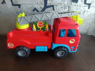 Camión de bomberos de juguete rojo