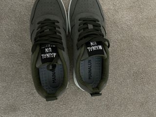 Zapatillas verdes y blancas