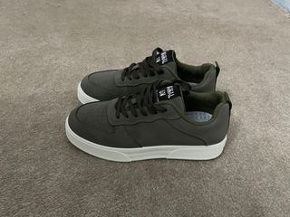 Zapatillas verdes y blancas