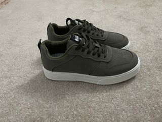 Zapatillas verdes y blancas