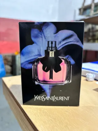 Yves Saint Laurent Perfume Negro y Rosa